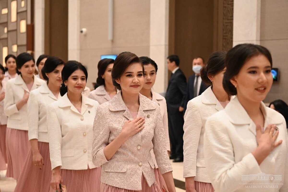 Ukraina yulduzlari bilan jinsiy aloqa Onam oglining zoravonlariga taslim boldi